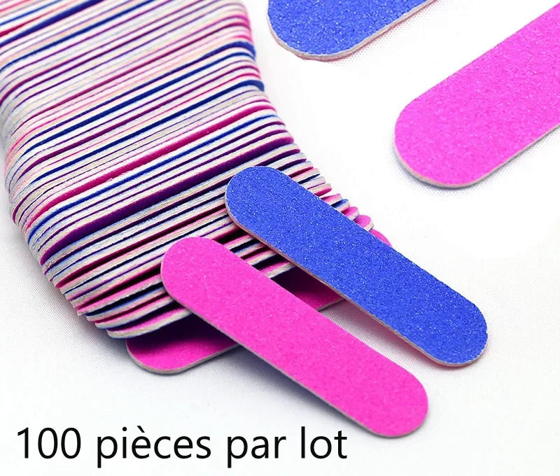 Mini-limes à ongles roses et bleues disposées en éventail.