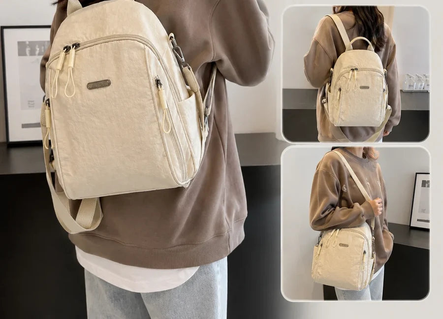 Mini sac à dos crème porté au dos et à l'épaule