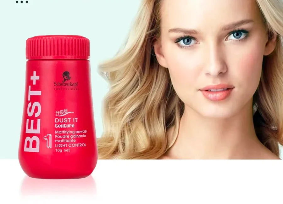 Poudre coiffante volumisante et chevelure blonde volumineuse