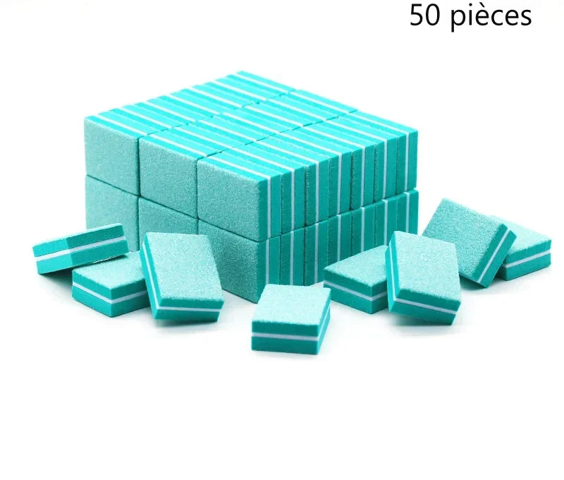 Pile de mini-polissoirs à ongles turquoise à double face.