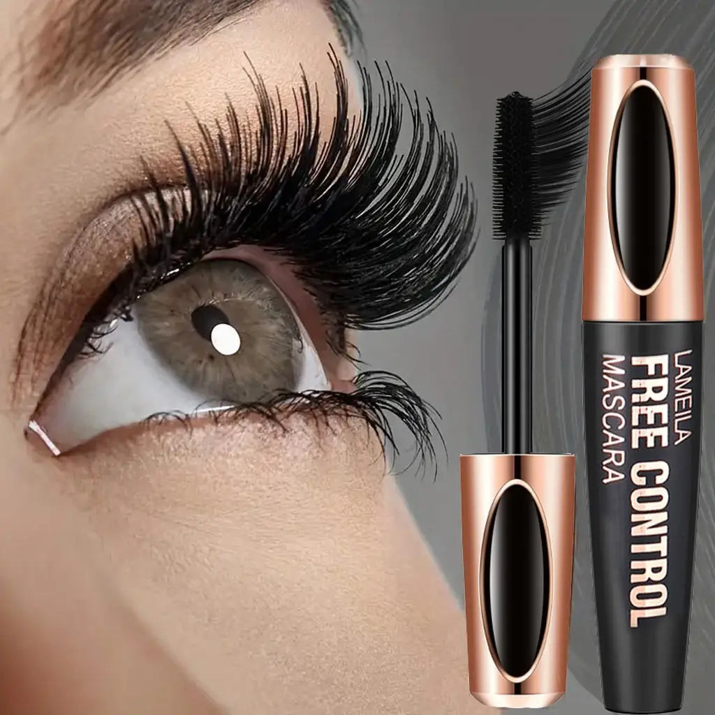 Œil maquillé au mascara noir, à côté du tube et de sa brosse
