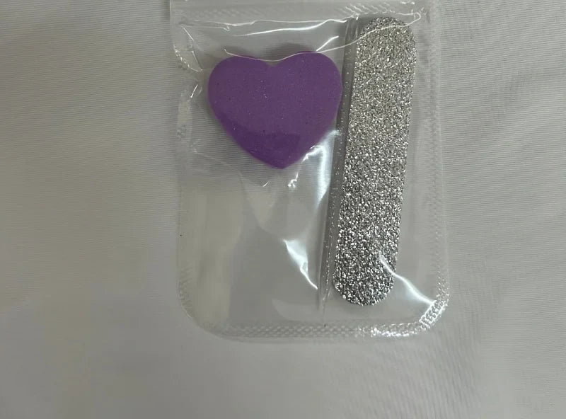 Sachet contenant un polissoir en cœur violet et une lime pailletée