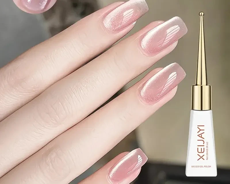 Manucure œil de chat rose nacré sur ongles longs