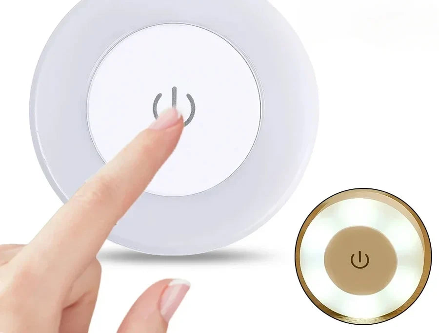 Doigt qui appuie sur la veilleuse, lumière blanche