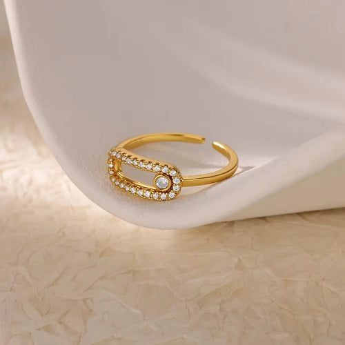 Bague dorée ouverte en forme de maillon ovale serti de petites pierres claires