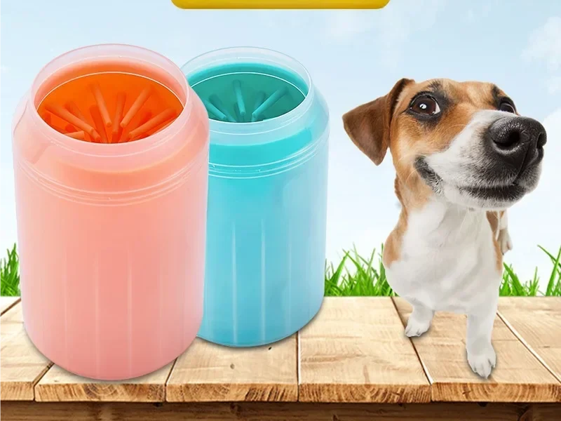 Nettoyeurs de pattes rose et turquoise avec un chien
