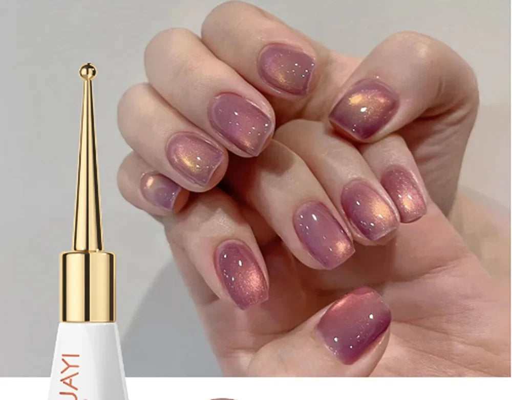 Manucure œil de chat aux reflets rosés avec le flacon de vernis gel