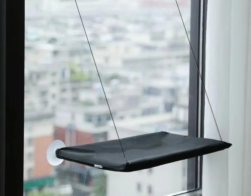Hamac de fenêtre noir fixé à la vitre