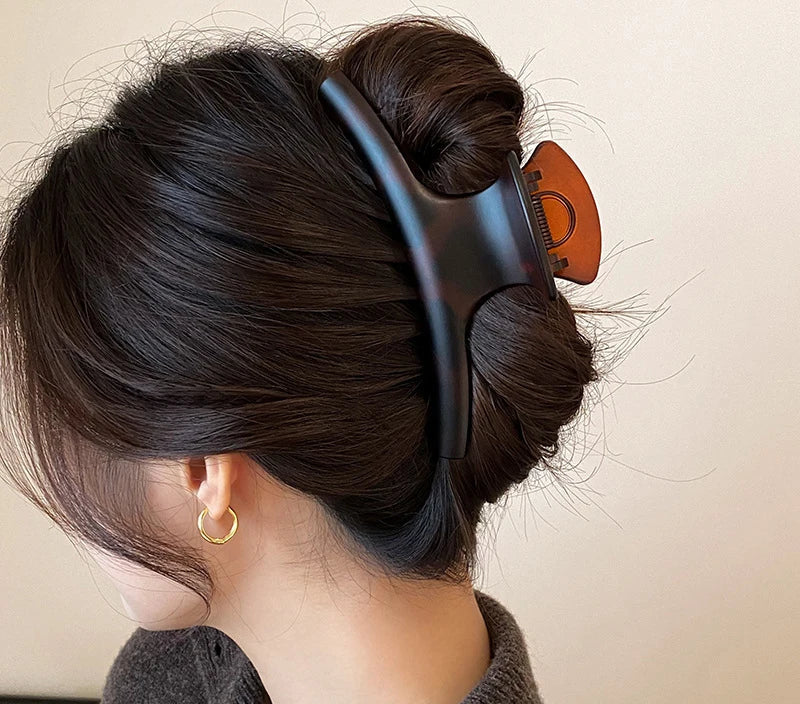 Chignon retenu par la grande pince à cheveux noire