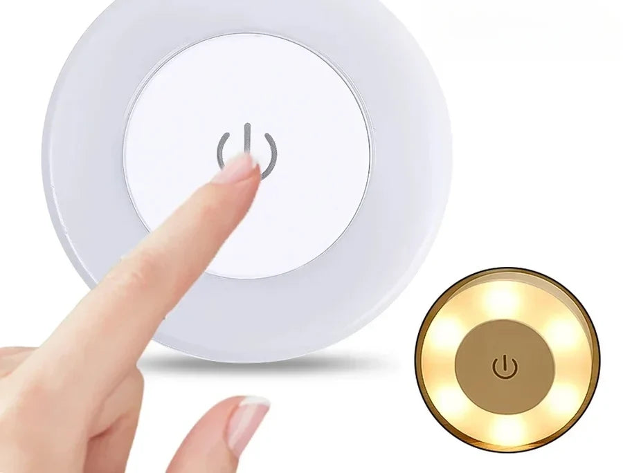 Doigt qui appuie sur la veilleuse, lumière chaude