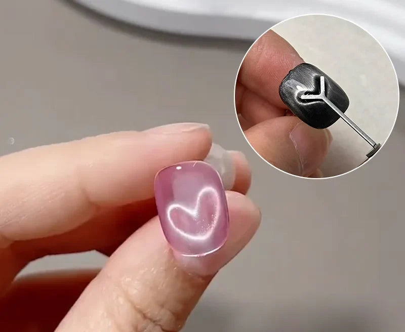 Motif en forme de cœur créé sur l'ongle avec l'aimant