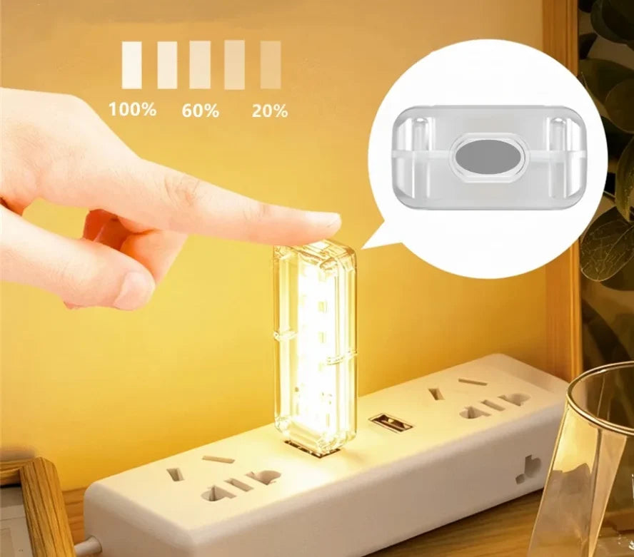 Mini lampe USB branchée sur une barre d'alimentation, intensité réglable