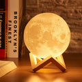 Lampe lune LED décorative avec support en bois