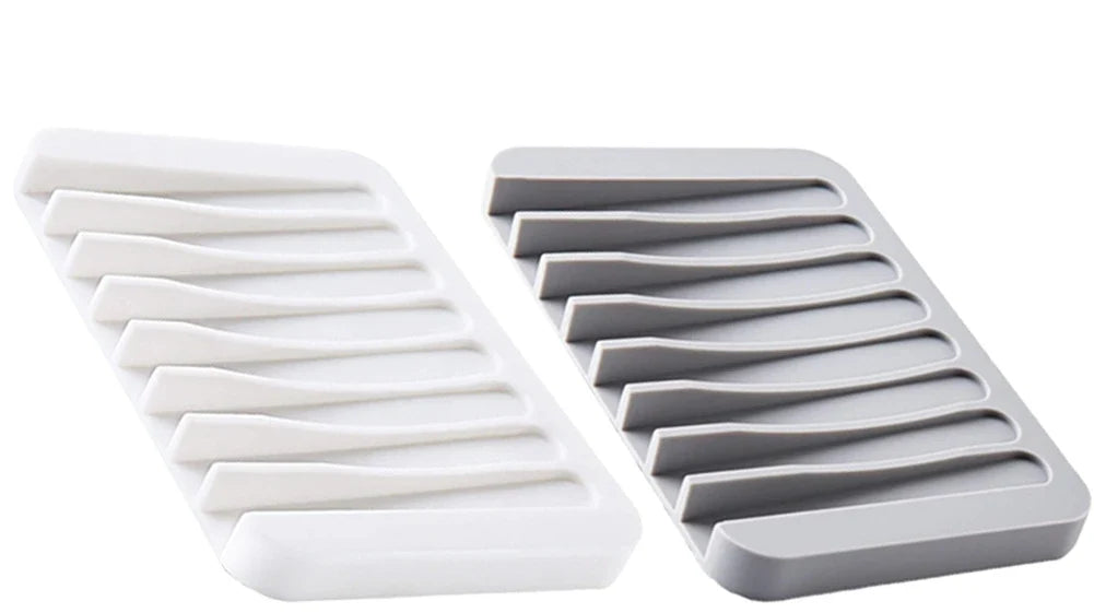 Deux porte-savons en silicone, un blanc et un gris