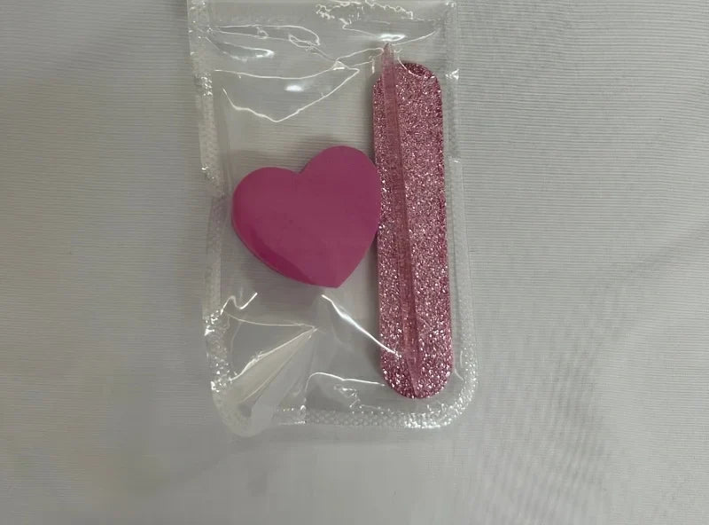 Sachet contenant un polissoir en cœur rose et une lime pailletée