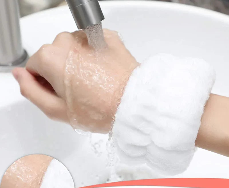 Bracelet absorbant porté au poignet pendant le lavage du visage