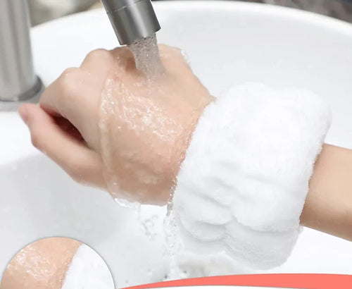 Bracelet absorbant porté au poignet pendant le lavage du visage