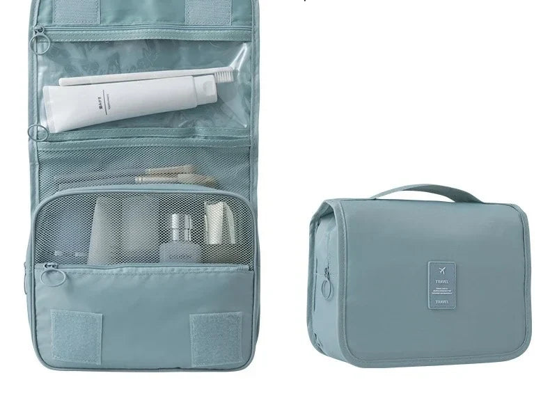 Trousse de toilette suspendue bleue, ouverte et fermée