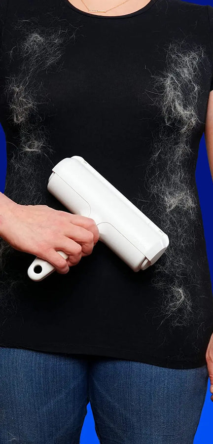 Personne qui enlève les poils de son chandail avec le rouleau