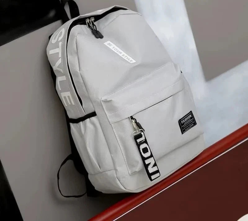 Sac à dos gris clair posé sur une table