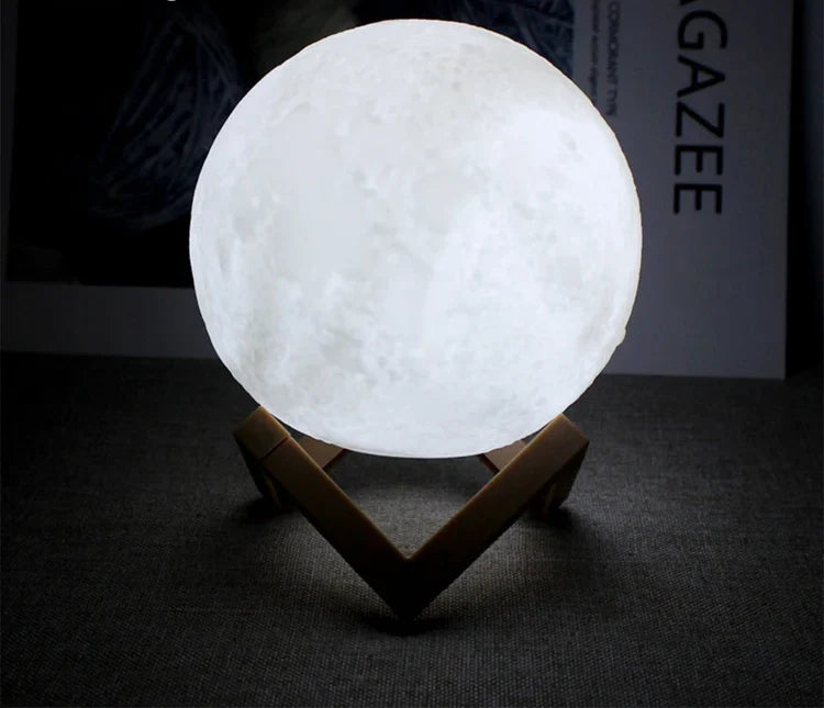 Lampe lune en lumière blanche sur son support en bois