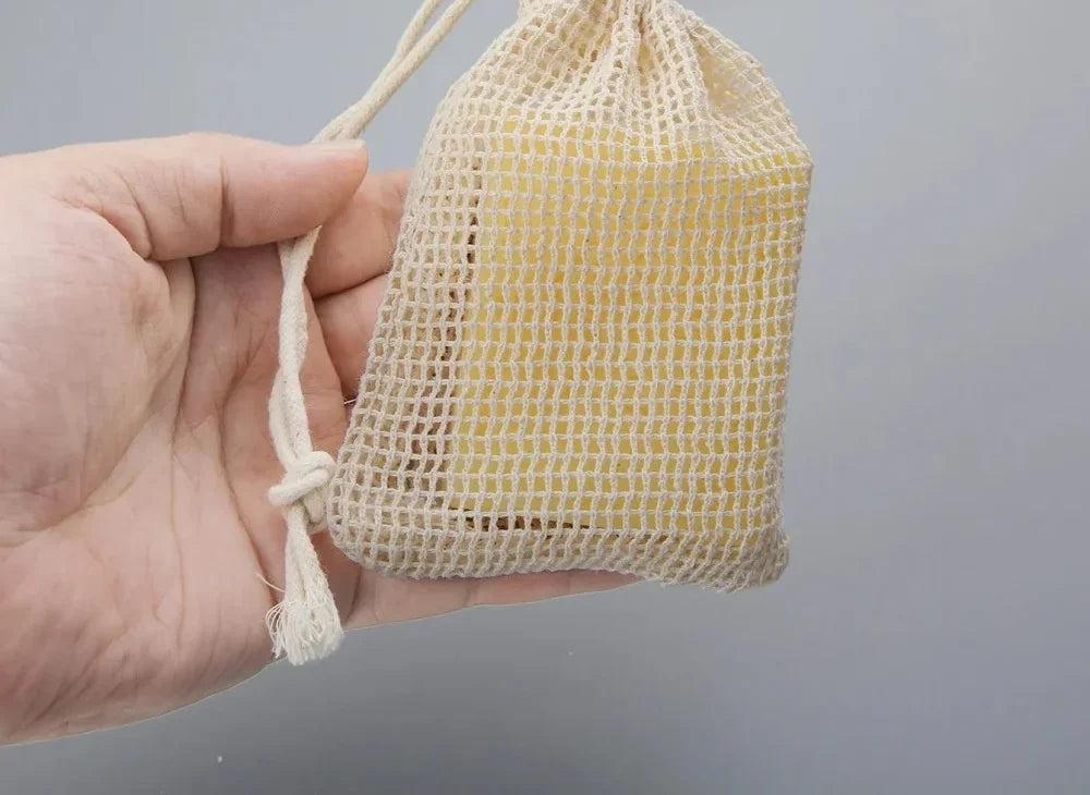 Filet à savon en coton naturel avec cordon, tenu à la main
