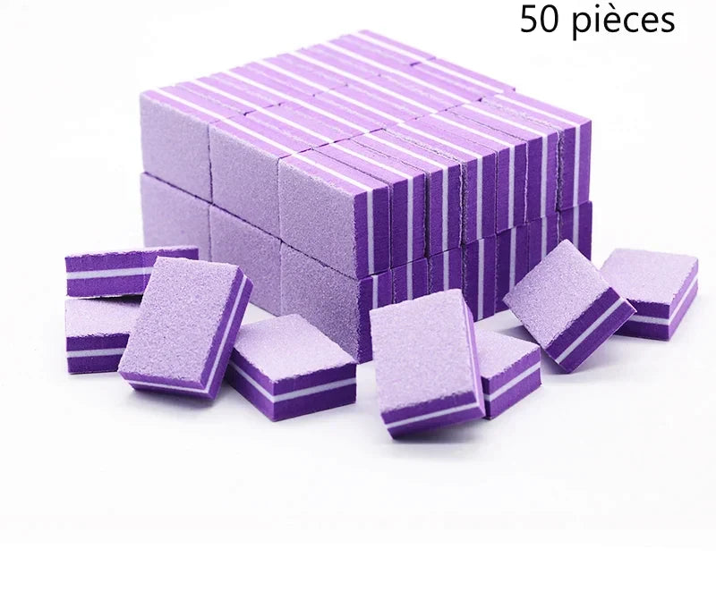 Pile de mini-polissoirs à ongles violets à double face.