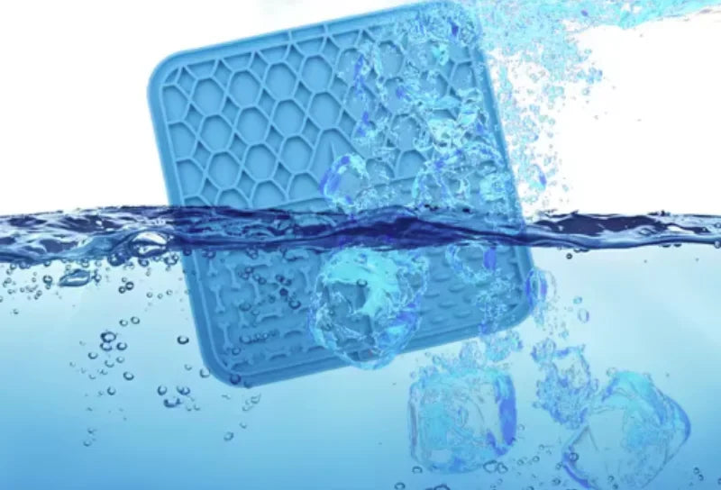 Tapis de léchage plongé dans l'eau, lavable