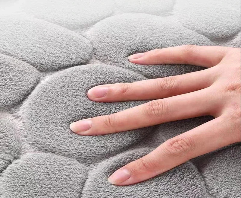Gros plan sur la texture moelleuse du tapis de bain