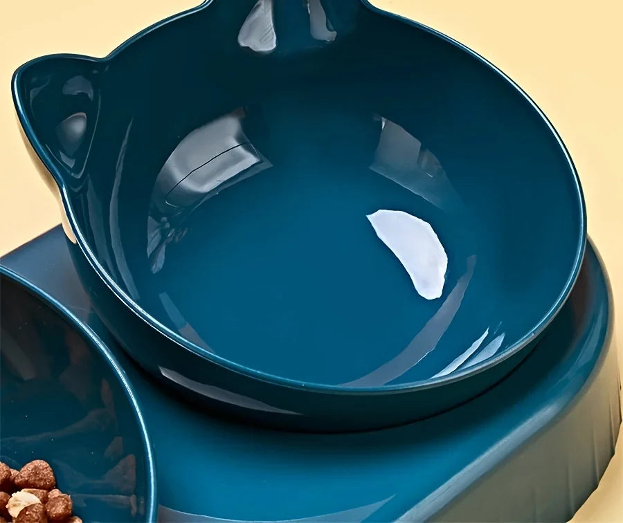 Bol incliné bleu vu de près
