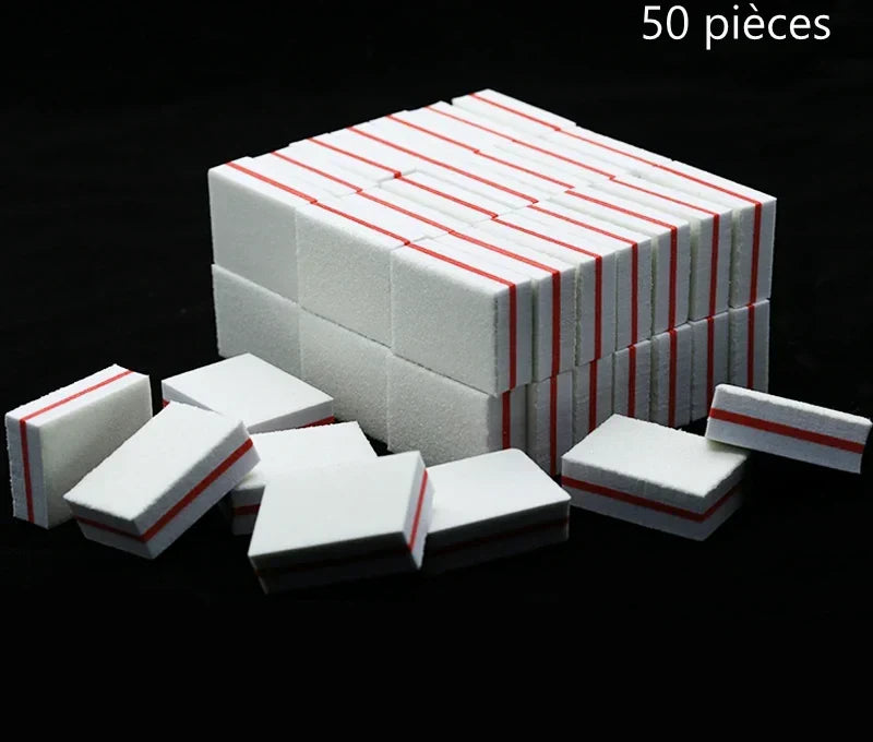 Pile de mini-polissoirs à ongles blancs à liseré rouge sur fond noir.