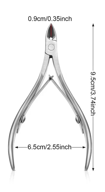 Dimensions de la pince à cuticules : 9,5 cm de hauteur et 6,5 cm de largeur