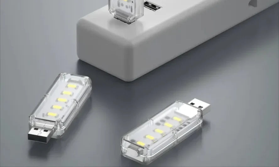 Deux mini lampes USB à côté d'une barre d'alimentation