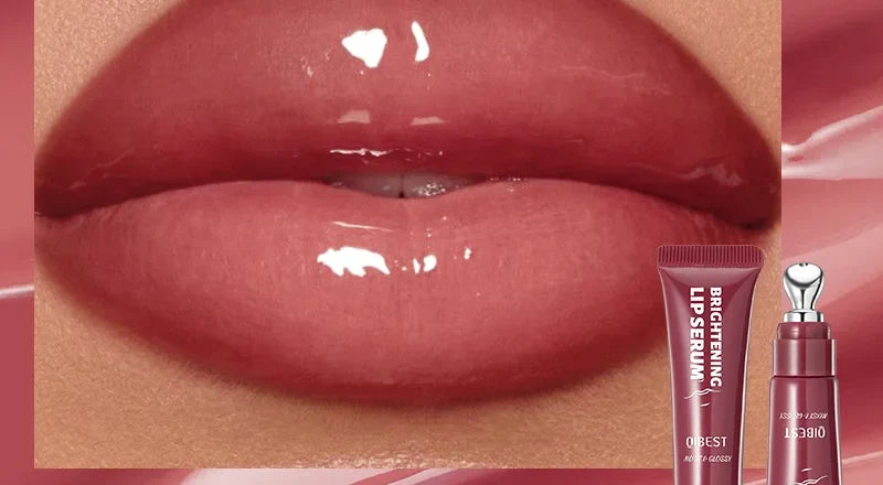Lèvres rouge framboise avec le gloss brillant