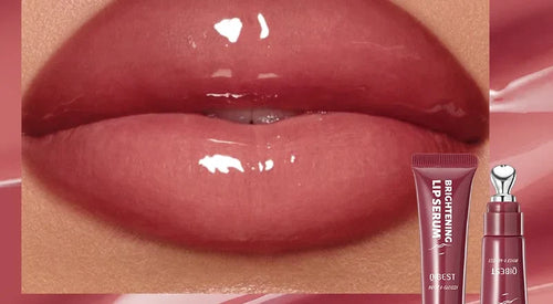 Lèvres rouge framboise avec le gloss brillant