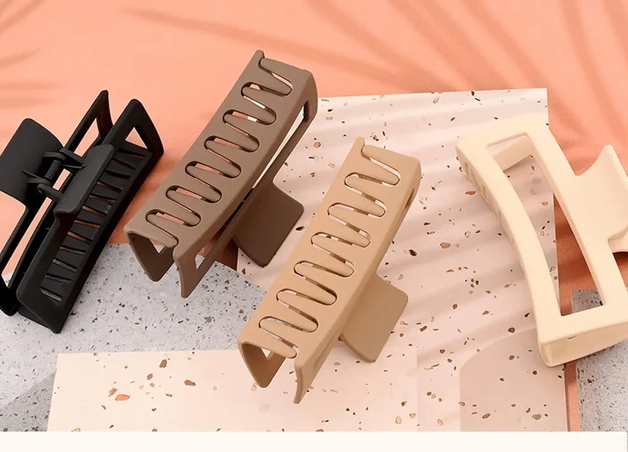Pinces à cheveux noires, brunes et beiges posées à plat