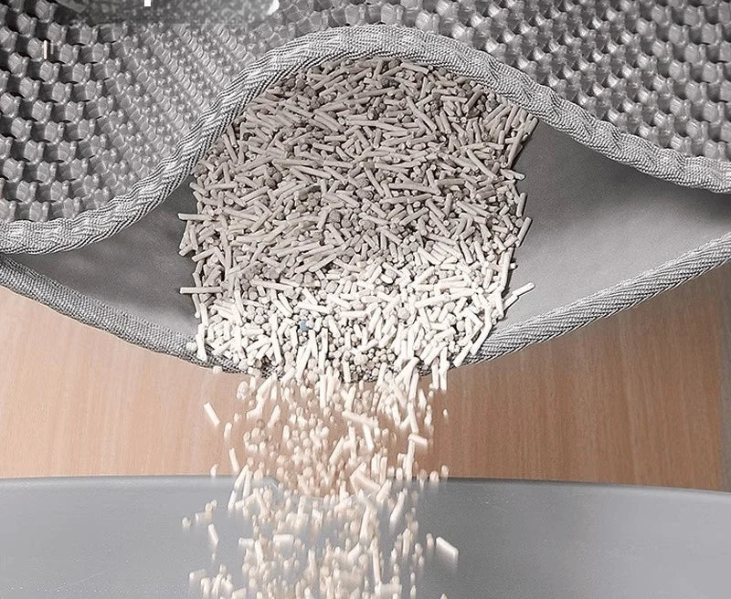 Granules de litière versées sur le tapis double couche