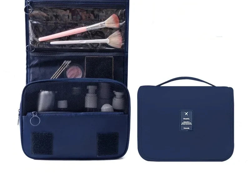 Trousse de toilette suspendue bleu marine, ouverte et fermée