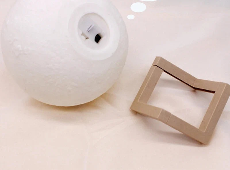 Dessous de la lampe lune avec son support en bois démonté