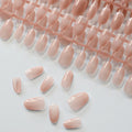 Les rangées d’ongles nude sur leur support, avec quelques ongles détachés