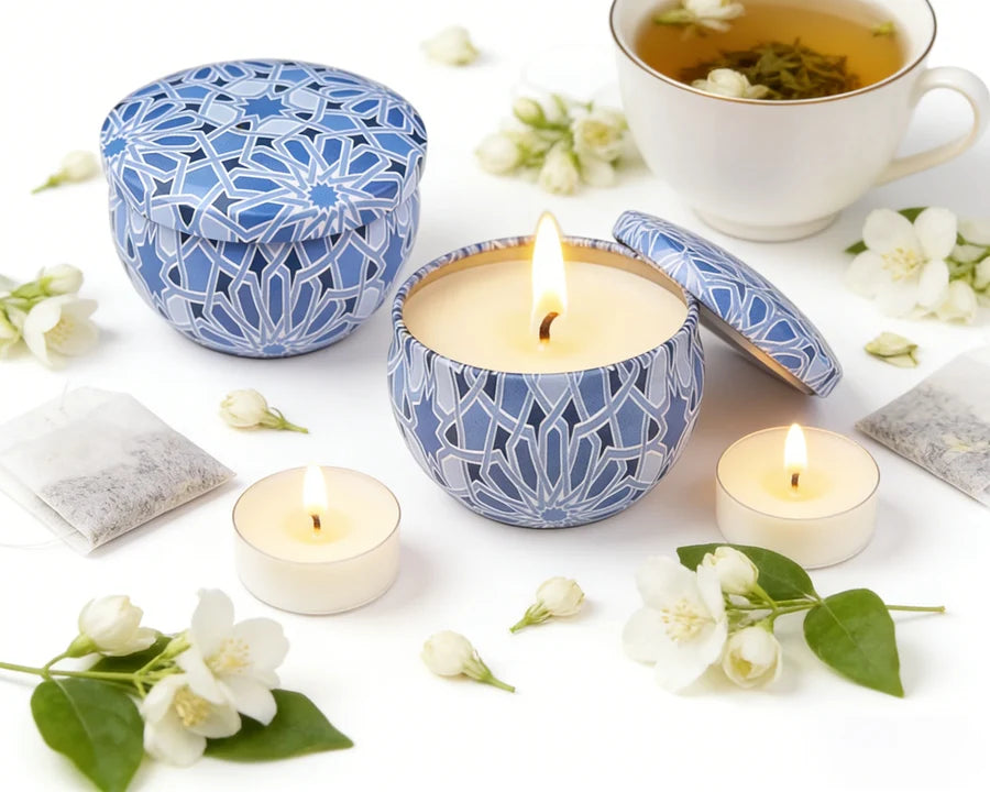 Bougie parfumée au jasmin entourée de fleurs et d'une tasse de thé