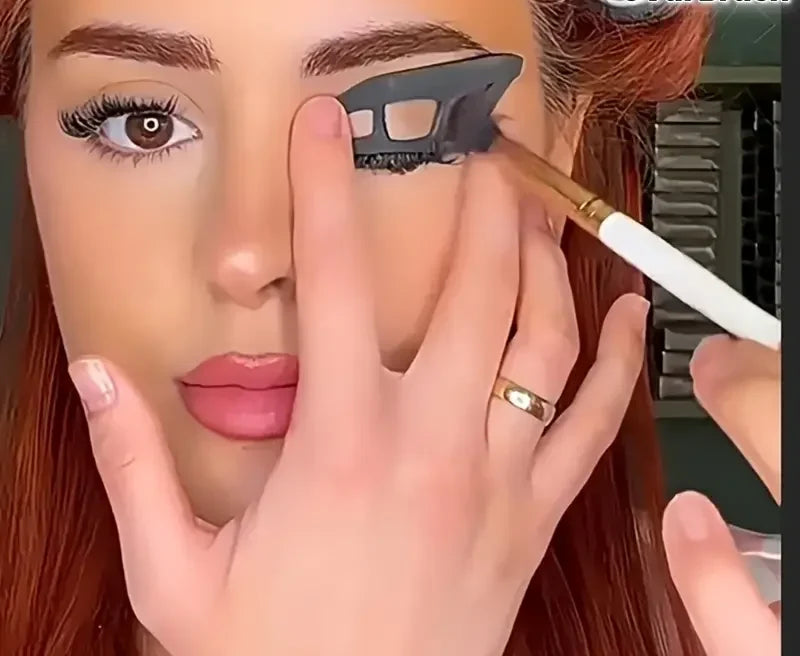 Femme qui utilise le pochoir à eye-liner