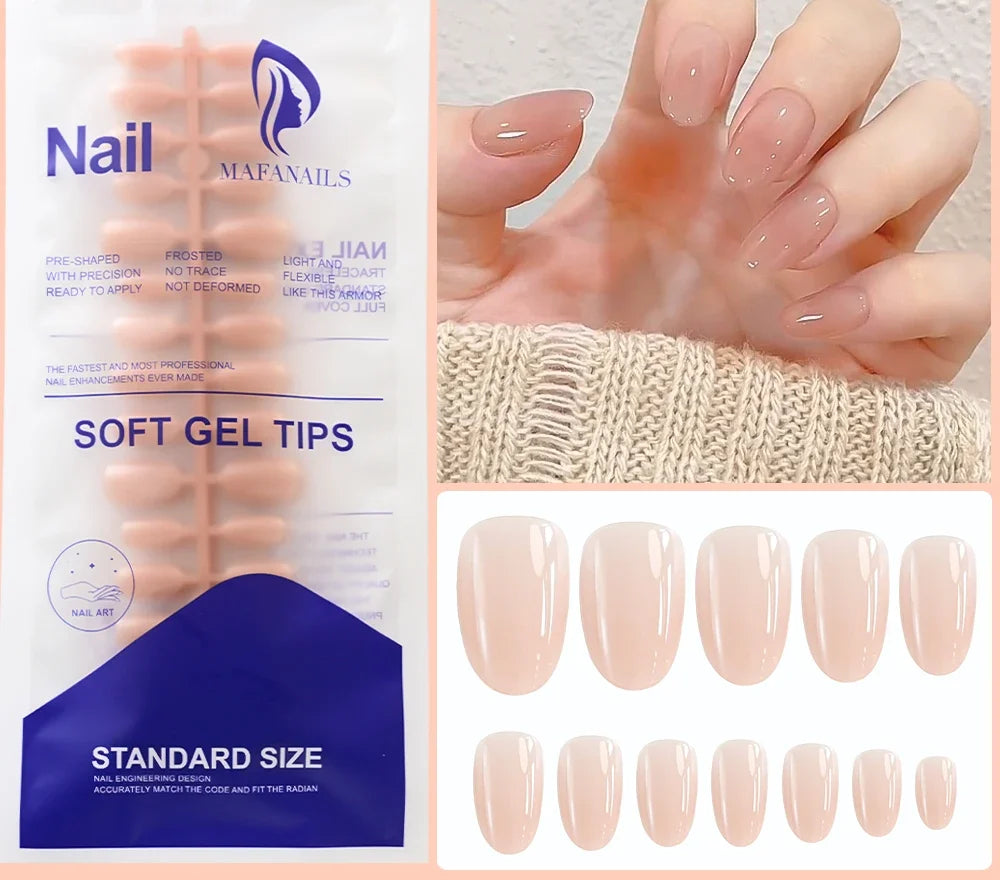 Faux ongles nude dans leur pochette et posés sur une main