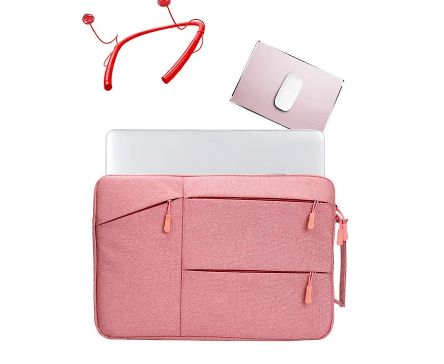 Housse rose avec un ordinateur portable, une souris et des écouteurs