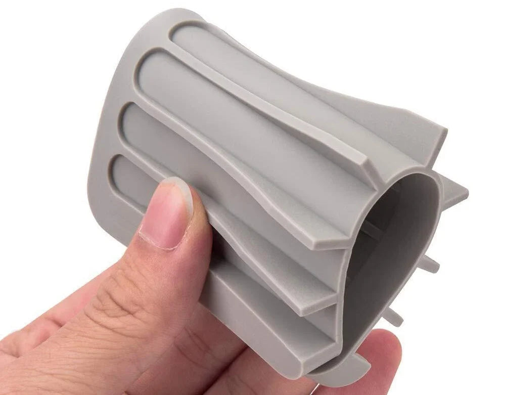 Porte-savon en silicone souple tenu à la main