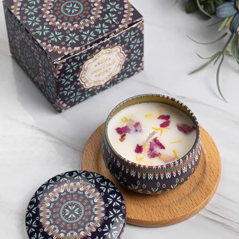 Bougie à pétales séchés dans une boîte ronde à motifs, couvercle et boîte cadeau à côté