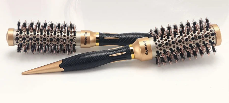 Deux brosses rondes de coiffage côte à côte