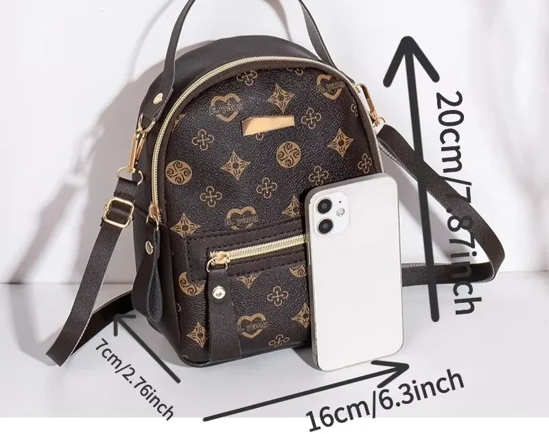 Mini sac à dos brun à motif, avec ses dimensions de 20 x 16 x 7 cm
