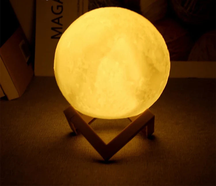 Lampe lune en lumière chaude sur son support en bois