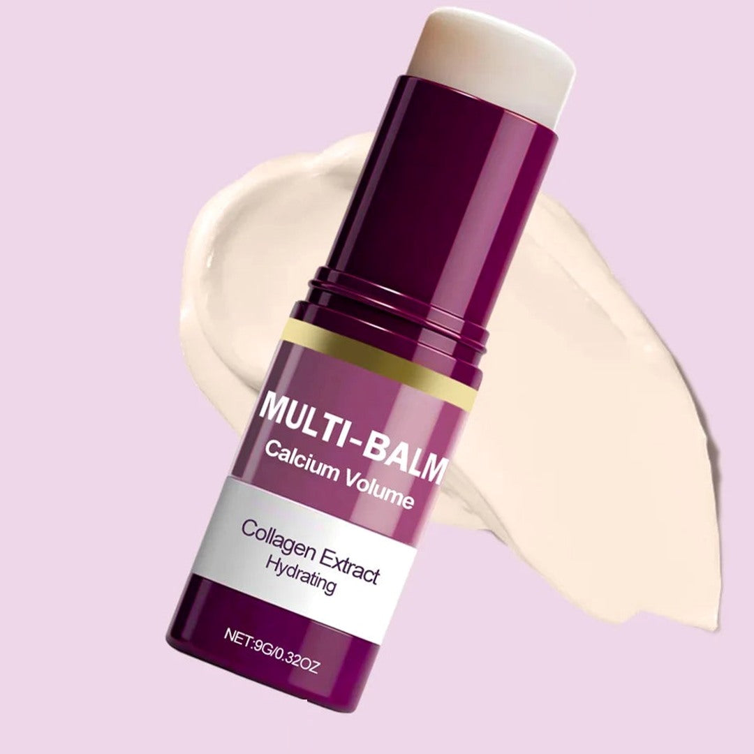 Bâton multi-baume prune incliné sur fond lilas, devant une touche de baume crème